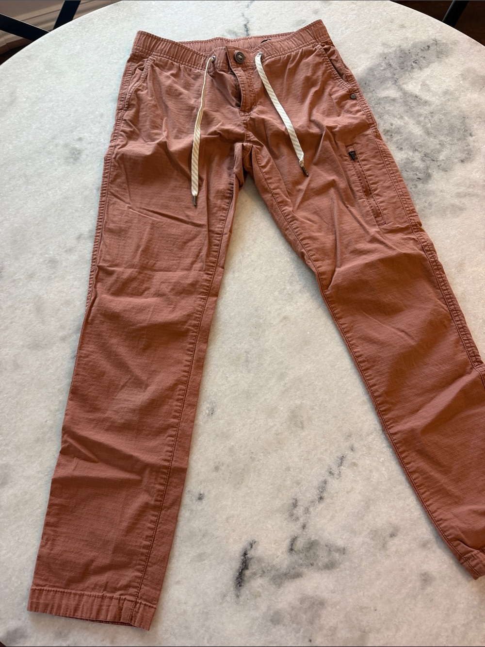 Vuori Women's Small Cropped Cargo Pants — Rust